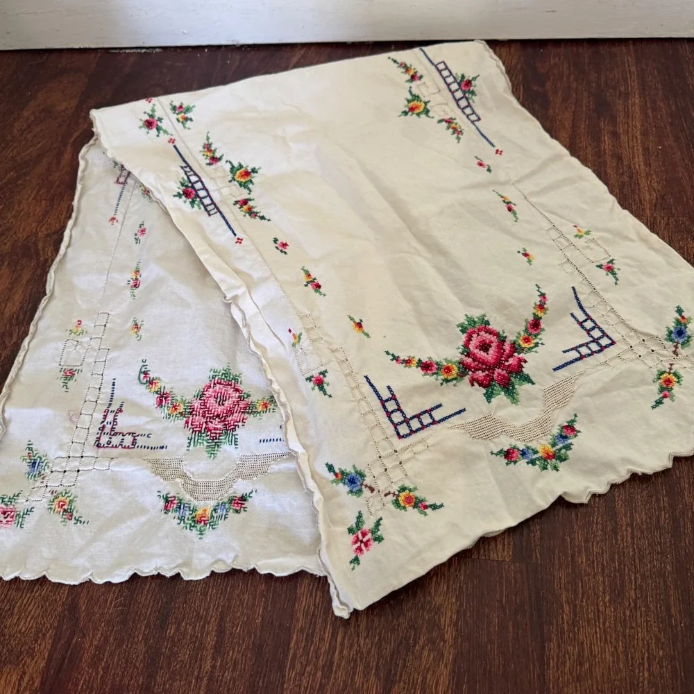 Vintage Floral Cross Stitch Embroidered Table Runner Cream Linen Scalloped 39x14
